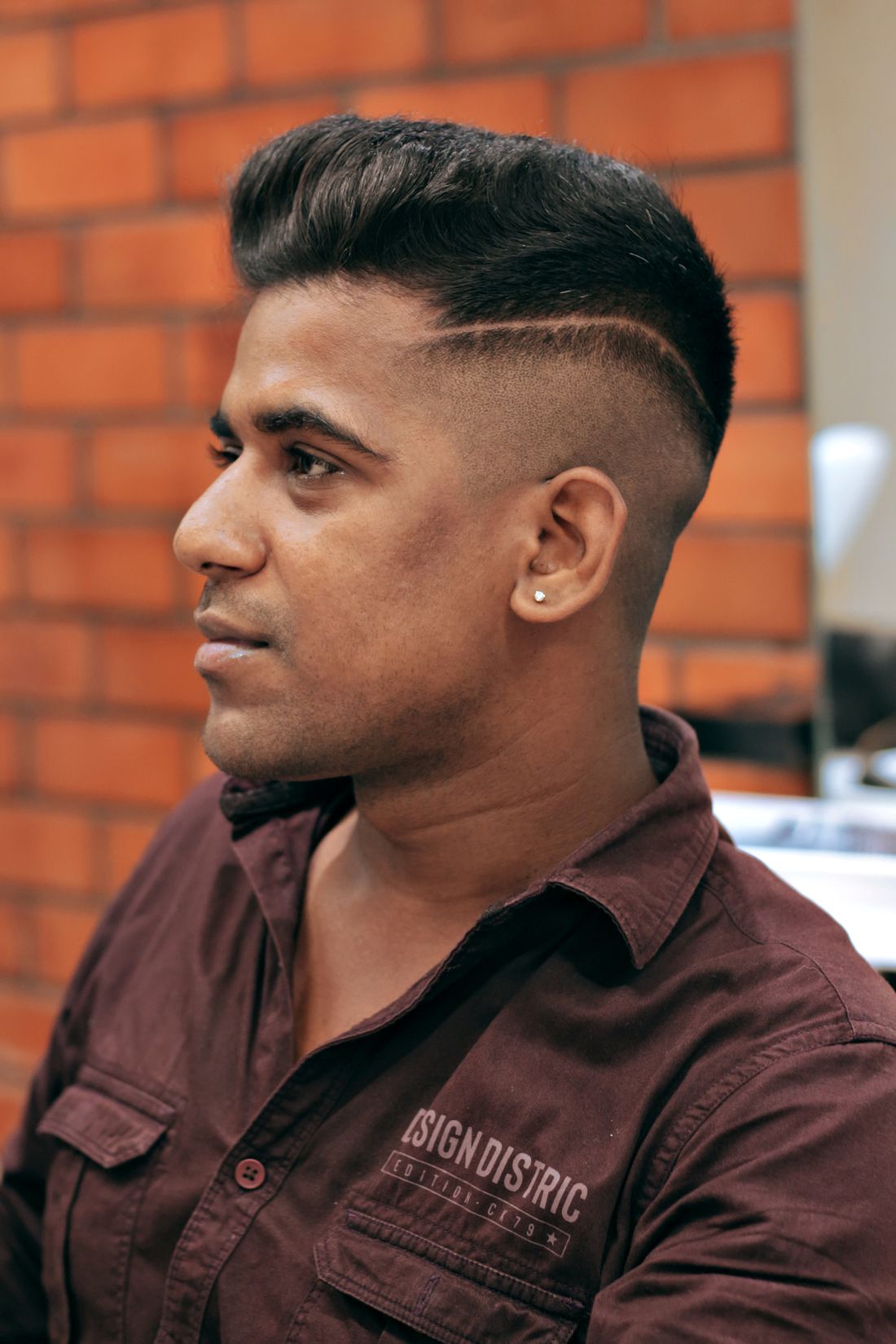 Profil d’un homme avec une coupe moderne chez le barbier