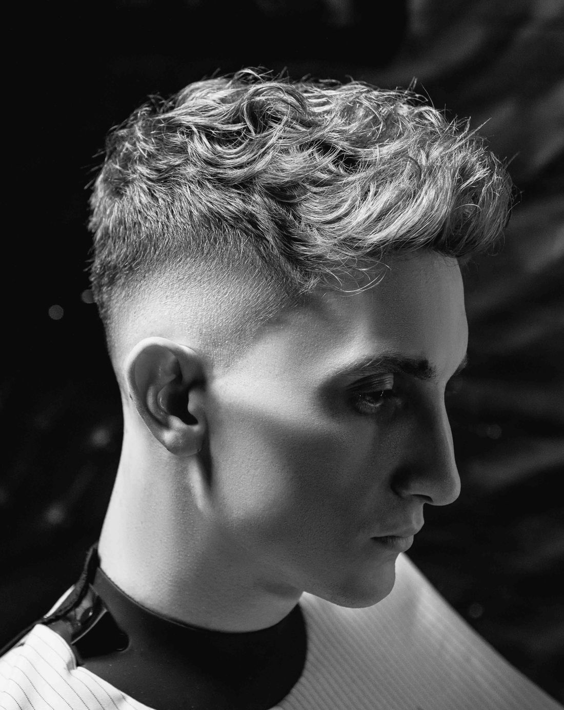 Portrait noir et blanc d’une coupe courte texturée