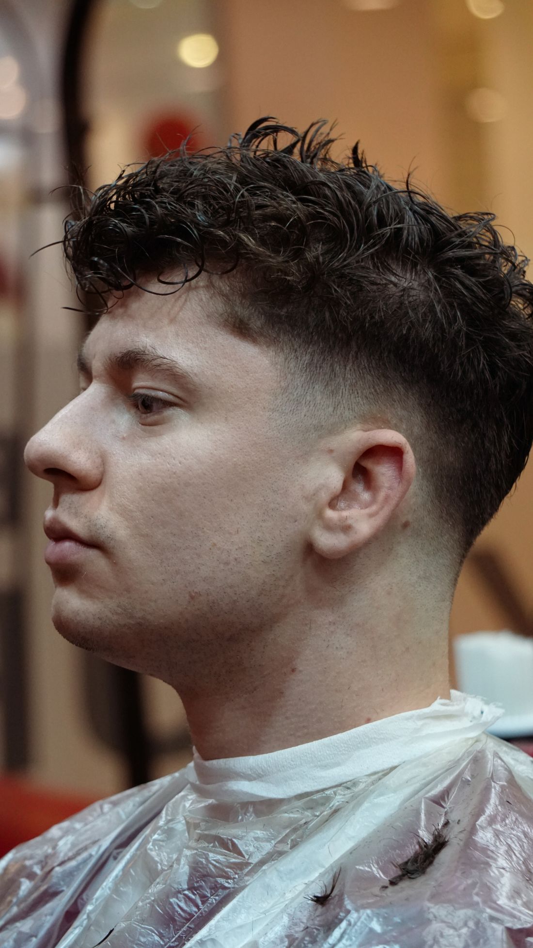 Jeune homme avec une coupe à frange légère