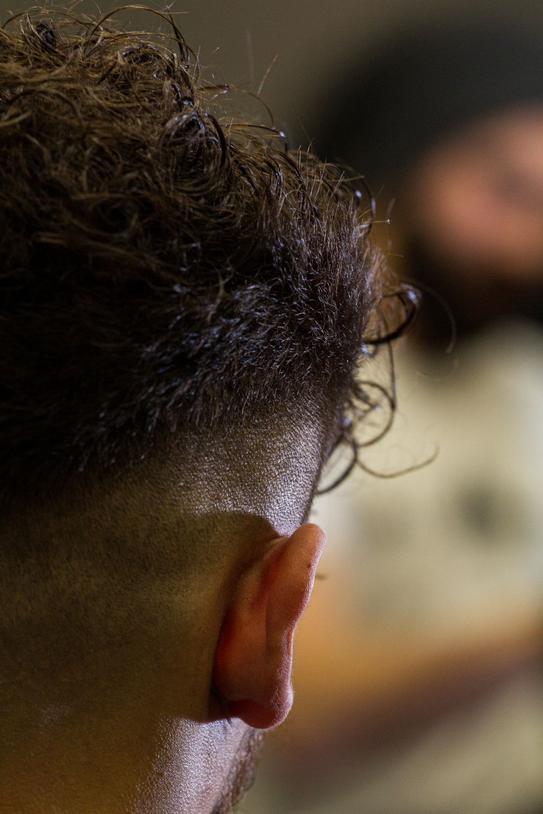 Coupe de dos sur cheveux bouclés
