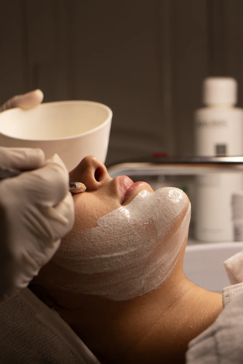 Application d'un masque de peeling sur le visage