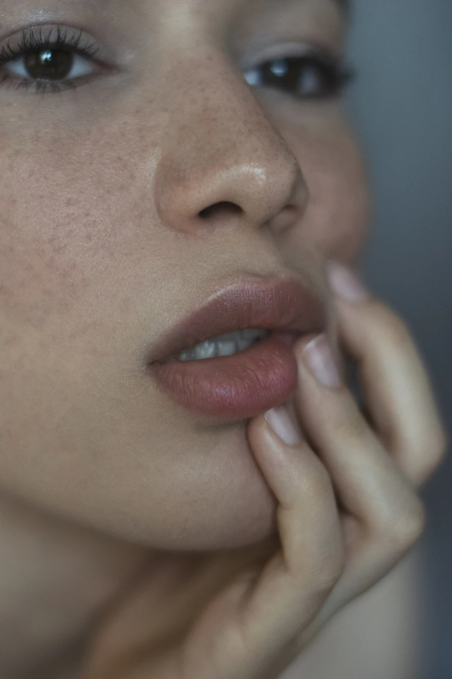 Visage au naturel, peau texturée et expression détendue