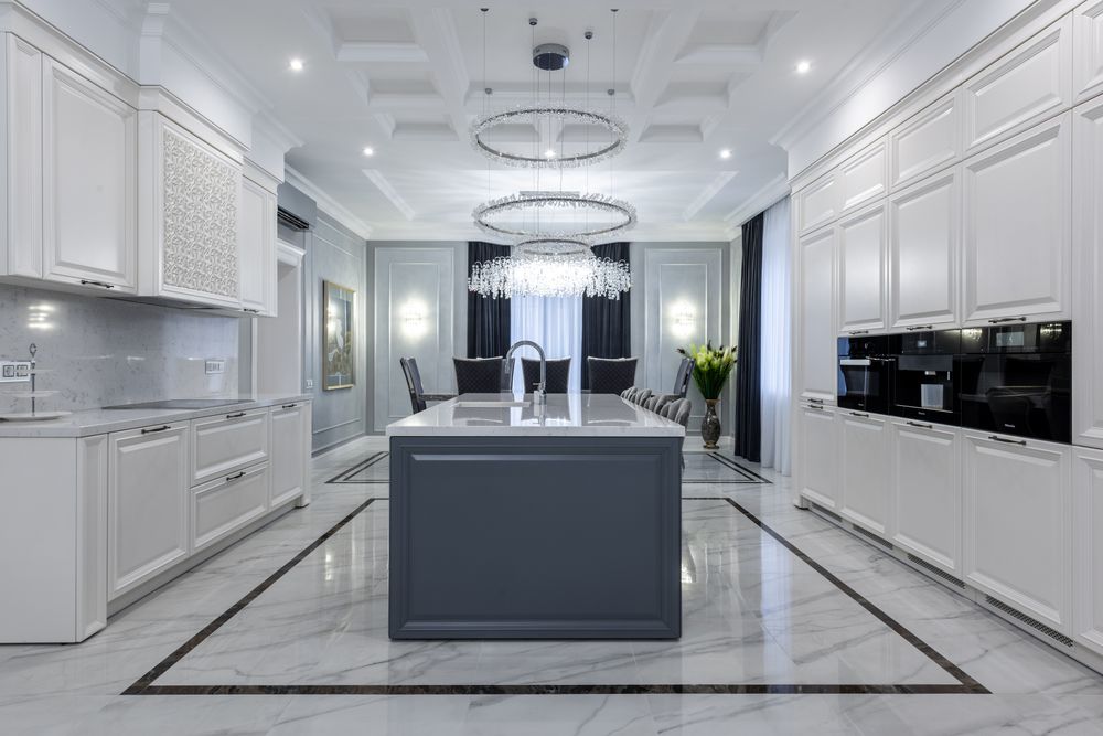 Grande cuisine blanche classique avec îlot central et sol en marbre