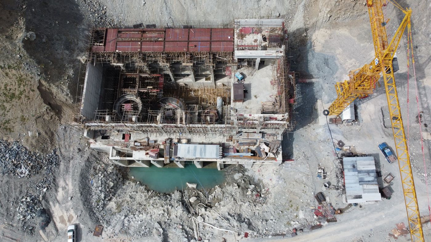 Vue aérienne d'un grand chantier de plateforme logistique