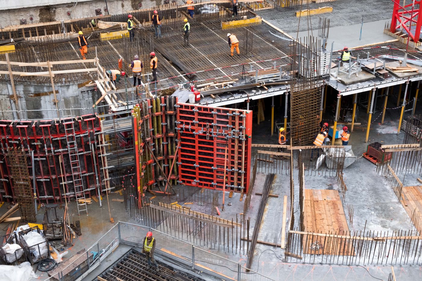 Coffrage et ferraillage sur un chantier de béton armé vu du dessus