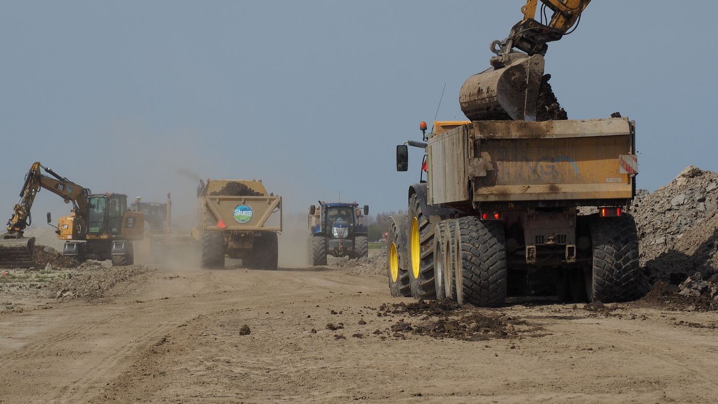Engins lourds déplaçant de la terre sur un grand chantier