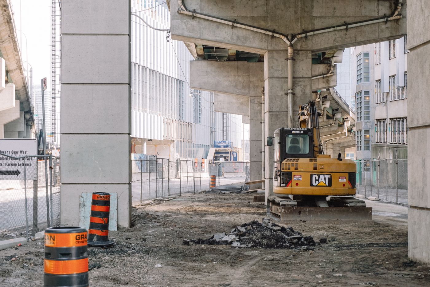 Engin de chantier sous un ouvrage d'art en béton
