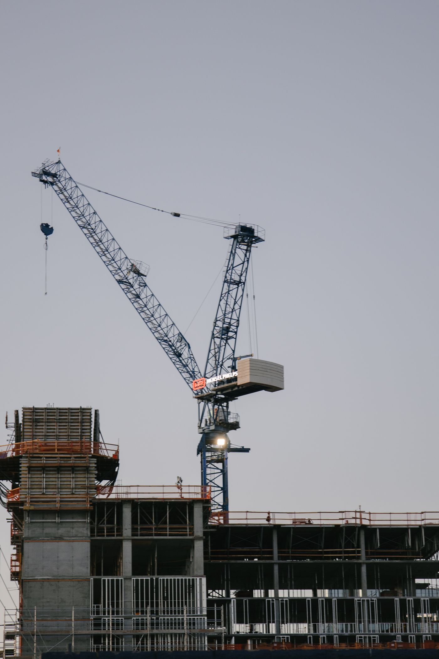 Grue à tour sur un chantier de bâtiment tertiaire