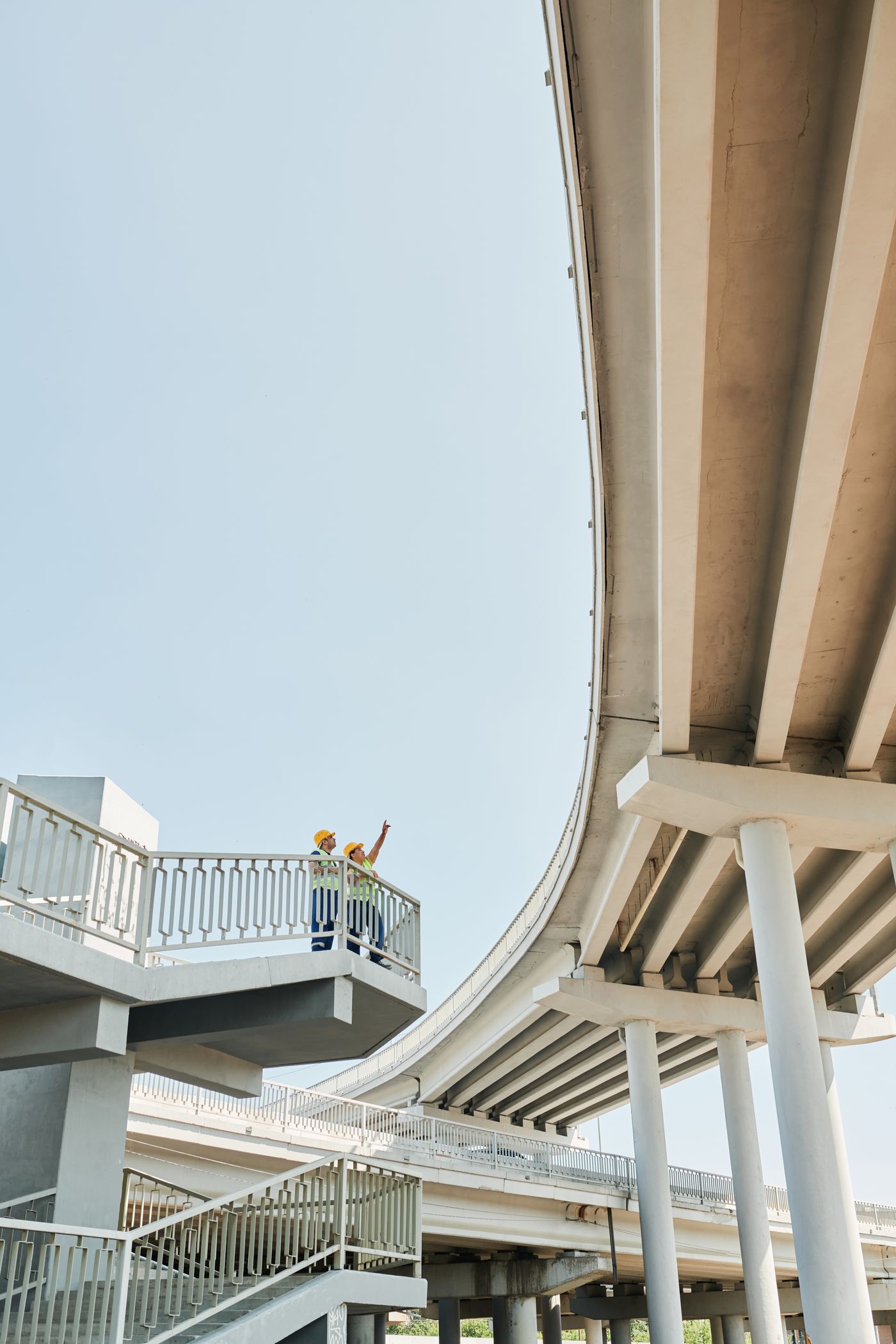 Ouvrage d'art en béton, vue sous un viaduc