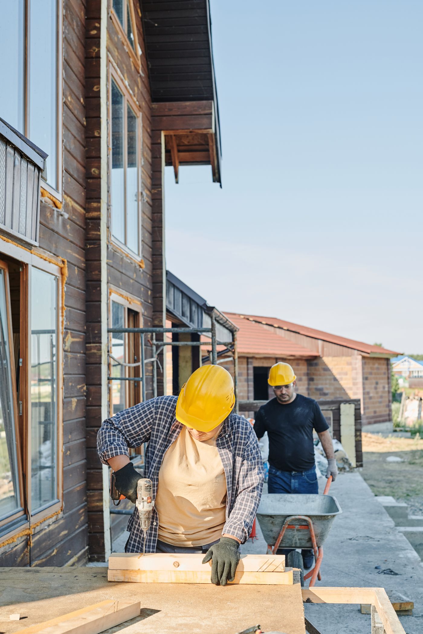 Compagnons travaillant sur une structure bois lors d'un chantier de réhabilitation