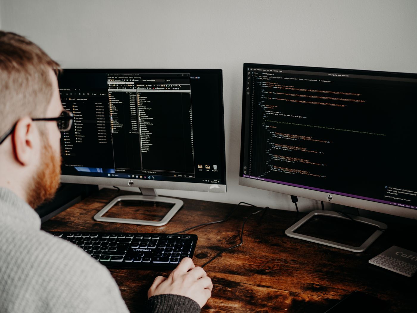 Développeur devant deux écrans affichant du code