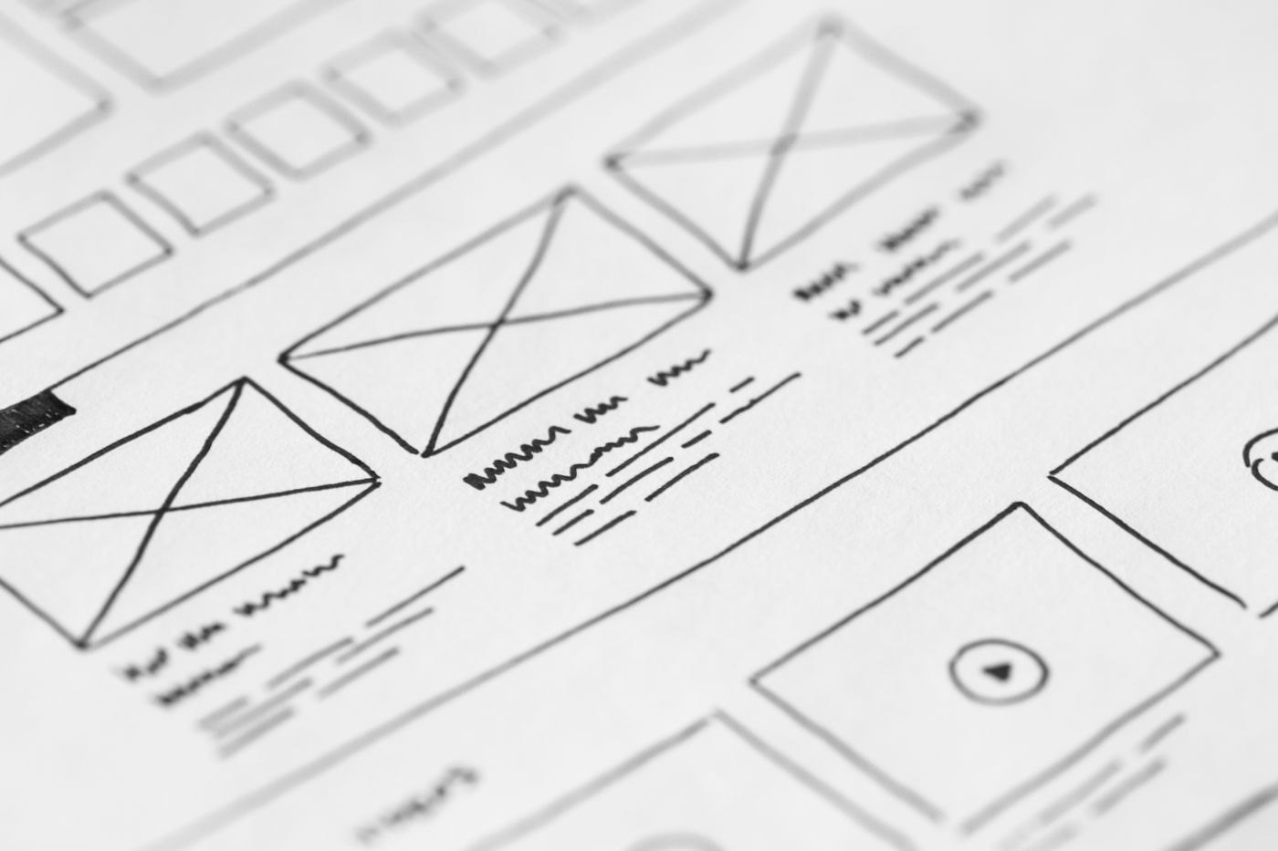 Croquis de maquettes de pages web sur du papier