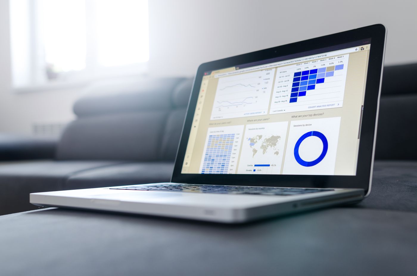 Ordinateur portable affichant un tableau de bord de statistiques